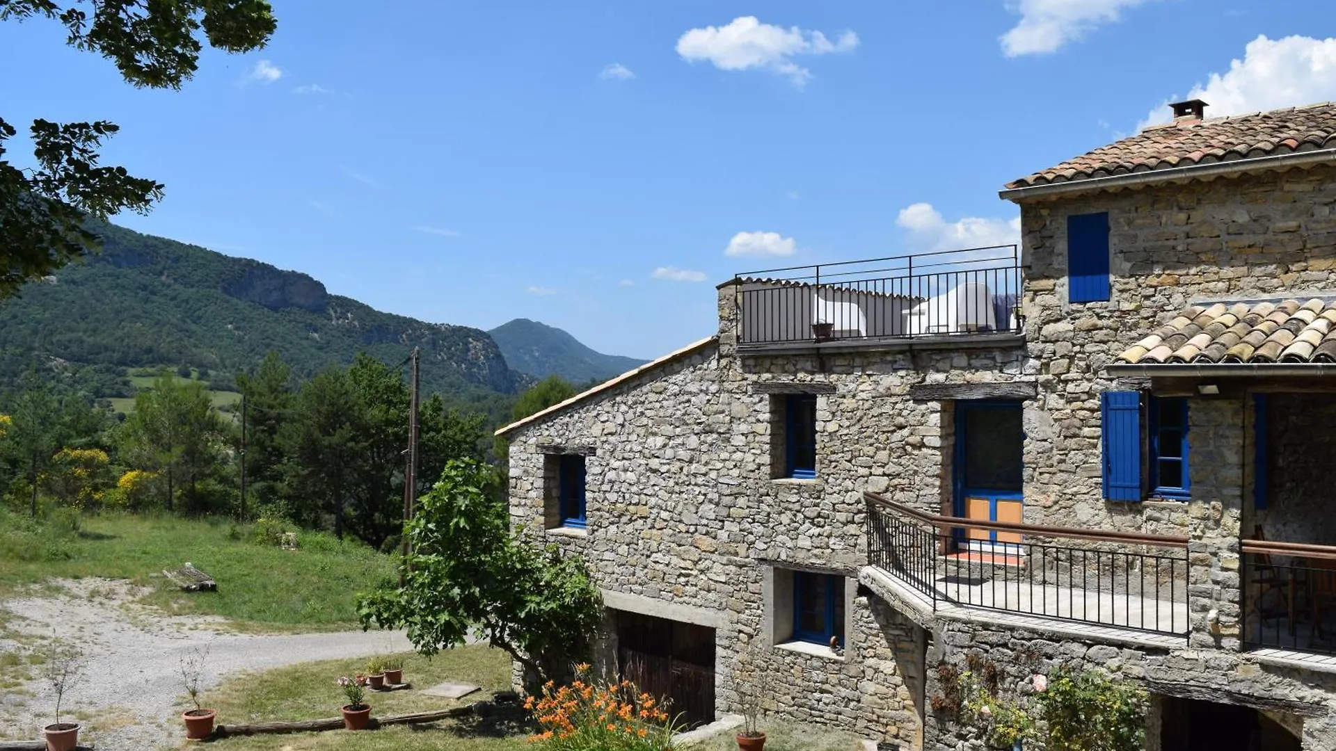 Châteauneuf-de-Bordette Maison De Celine En Pleine Nature Avec Vue Montagnes Et Jacuzzi וילה